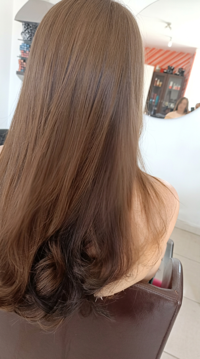 Cabelo castanho com pontas modeladas na A.M Cabelos & Produções
