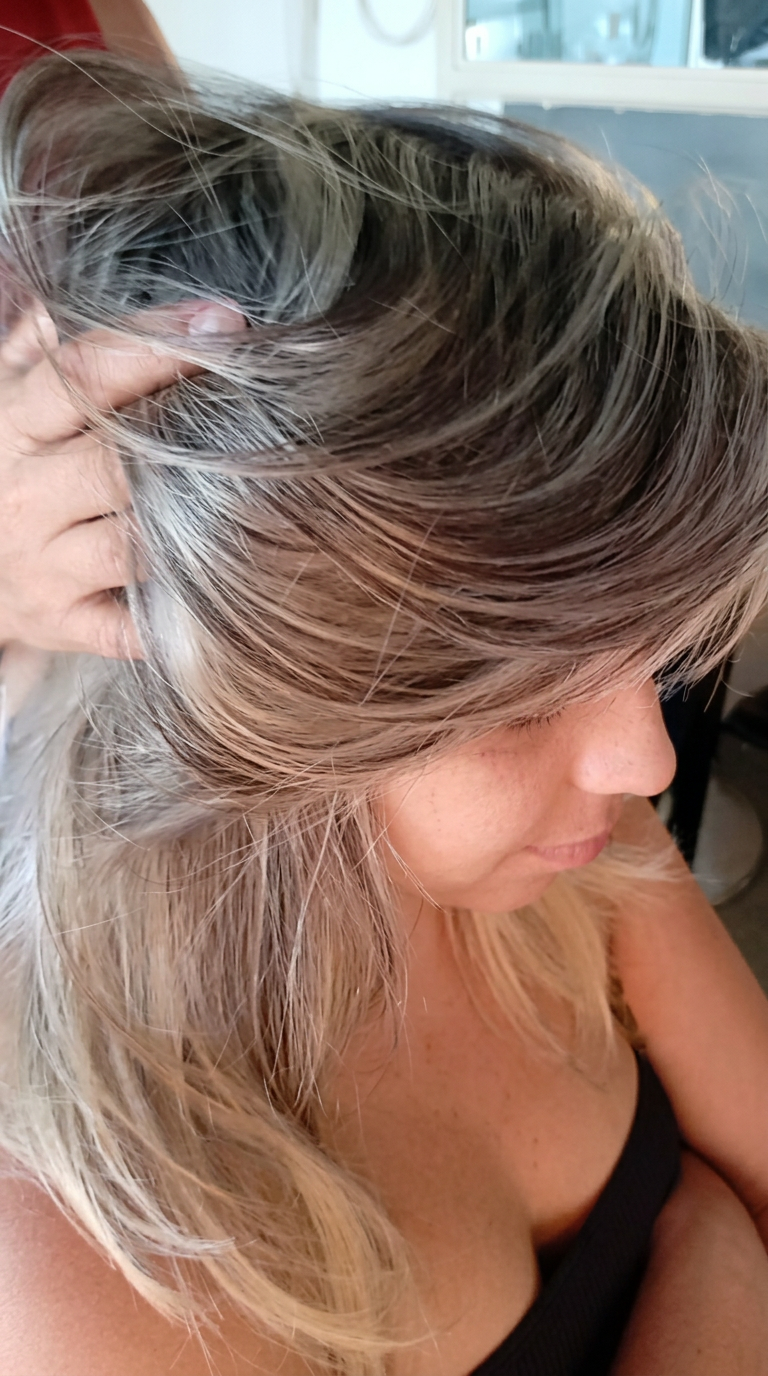 Mechas claras e contraste na raiz, na A.M Cabelos & Produções